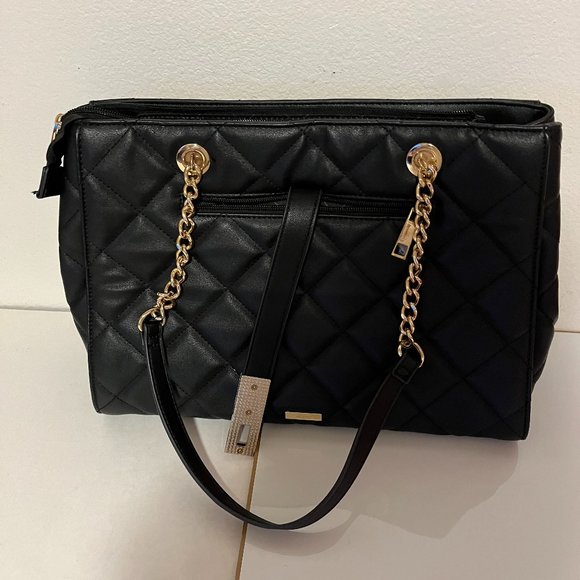 ALDO WOMEN'S BLACK QUILTED, BUCKLED, GOLD HARDWARE/CHAINED HANDBAG/Pre-owned - Picture 2 of 7